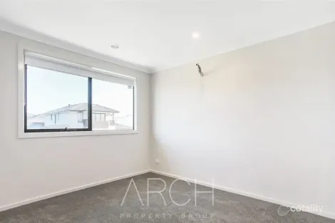 Property photo of 15 Lopes Walk Clyde North VIC 3978