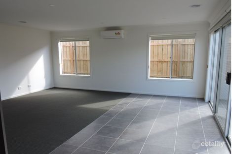 Property photo of 28 Cabernet Way Pakenham VIC 3810