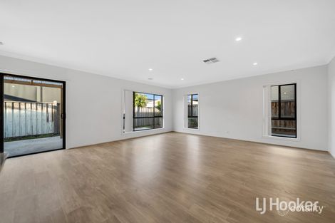 Property photo of 11 Roundhay Crescent Point Cook VIC 3030