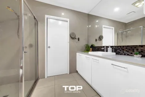 Property photo of 8 Langshan Road Clyde North VIC 3978