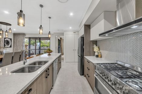 Property photo of 7 Pelling Place Deebing Heights QLD 4306