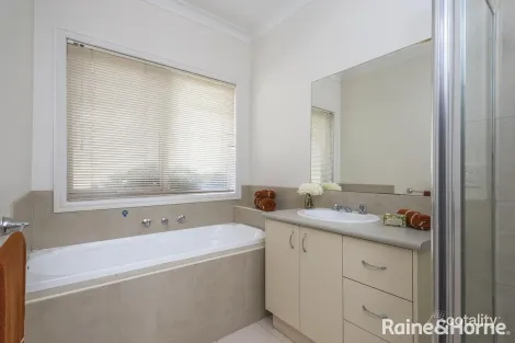 Property photo of 23 Possum Tail Run Sunbury VIC 3429