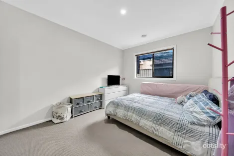 Property photo of 16 Lanthorn Crescent Cranbourne East VIC 3977