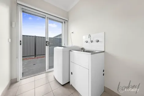 Property photo of 17 Peninsula Crescent Craigieburn VIC 3064