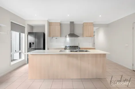Property photo of 17 Peninsula Crescent Craigieburn VIC 3064