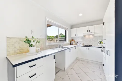 Property photo of 16/8 Monteith Crescent Endeavour Hills VIC 3802