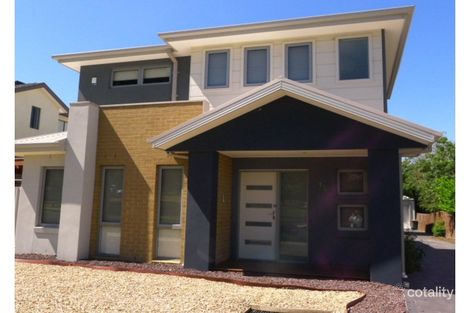 1/2 STRACHAN ST, OAK PARK, VIC 3046