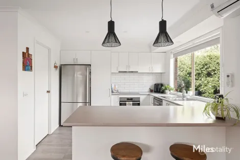 Property photo of 8 Lapstone Crescent Yallambie VIC 3085