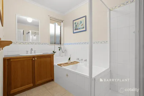 Property photo of 62 Jarryd Crescent Berwick VIC 3806