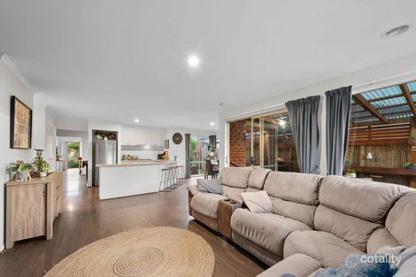 Property photo of 35 Thornbill Circuit Pakenham VIC 3810