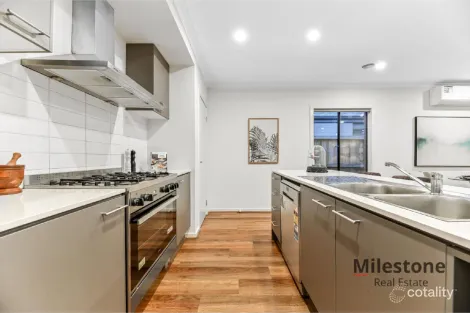 Property photo of 43 Kernot Parade Clyde VIC 3978