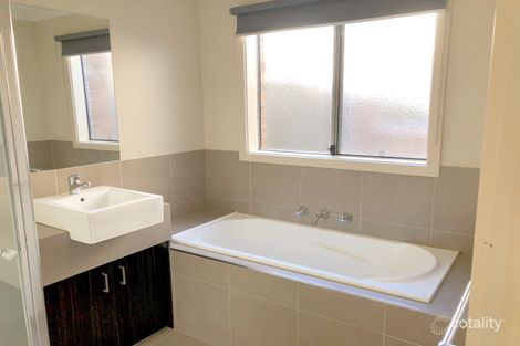 Property photo of 1/10 Flower Gum Crescent Tarneit VIC 3029