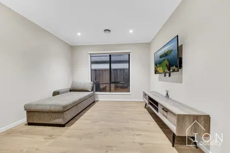 Property photo of 7 Strikeline Crescent Clyde North VIC 3978