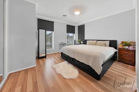 Property photo of 23 Denbigh Loop Mickleham VIC 3064