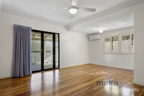 31 Newcastle St, Fairfield, QLD 4103