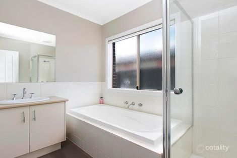 Property photo of 8 Cerbera Bend Cranbourne North VIC 3977