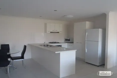 Property photo of 2/32 Lakeside Drive Emerald QLD 4720