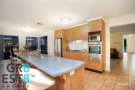 Property photo of 6 Essex Court Cranbourne East VIC 3977