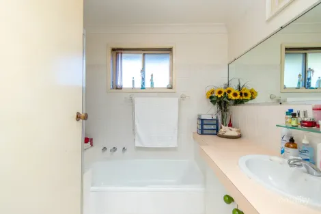 Property photo of 1 Holly Circuit New Lambton Heights NSW 2305