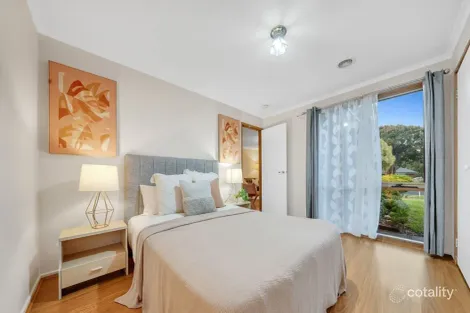 Property photo of 10 Hollyhock Court Cranbourne North VIC 3977