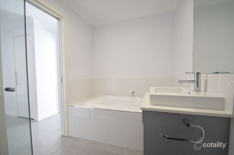 Property photo of 10 Warren Street St Lucia QLD 4067