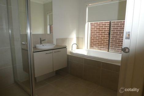 Property photo of 5 Paratea Lane Cranbourne North VIC 3977