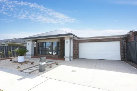39 Timberline Pkwy, Pakenham, VIC 3810
