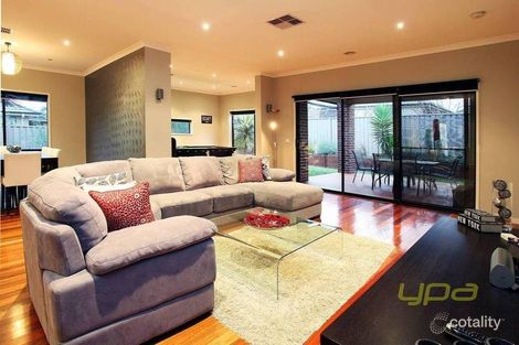 Property photo of 8 Duneira Grove Caroline Springs VIC 3023