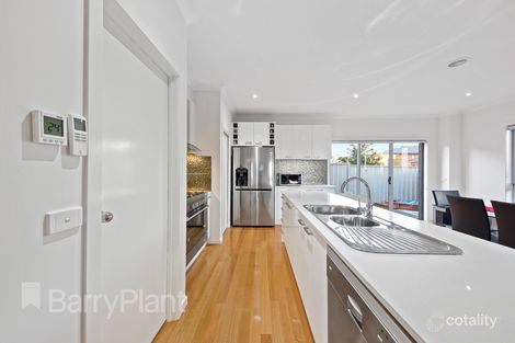 Property photo of 31 Serra Way Fraser Rise VIC 3336