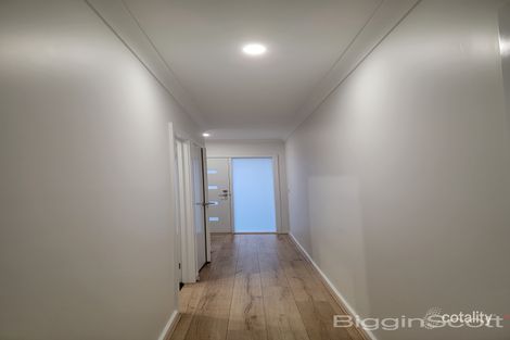 Property photo of 33 Lumeah Drive Cranbourne West VIC 3977