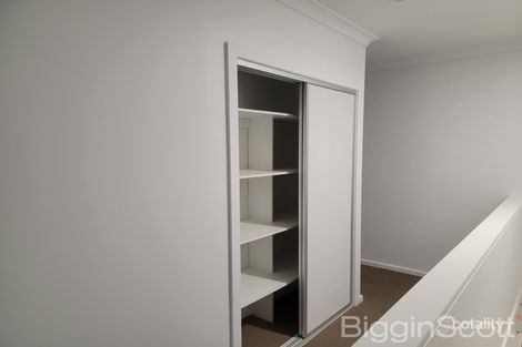 Property photo of 33 Lumeah Drive Cranbourne West VIC 3977