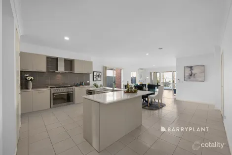Property photo of 13 Page Close Pakenham VIC 3810