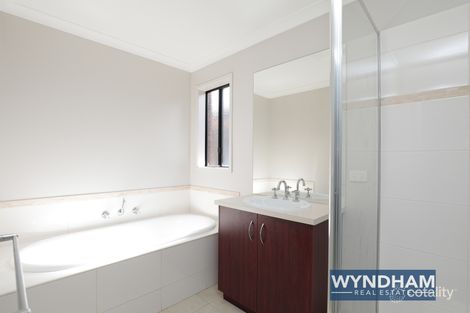 Property photo of 29 Eltham Parade Manor Lakes VIC 3024