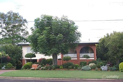 8 Edinburgh St, Eastern Heights, QLD 4305