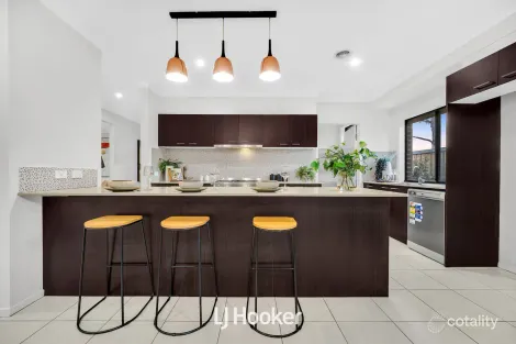 Property photo of 2 Blackledge Drive Cranbourne East VIC 3977