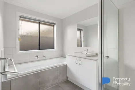 Property photo of 32 Langley Drive Epsom VIC 3551