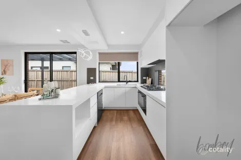 Property photo of 30 Numbat Drive Beveridge VIC 3753