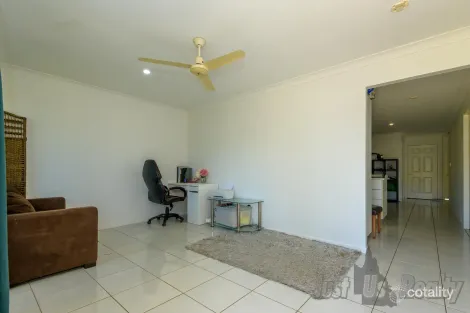 Property photo of 1 Wedgeleaf Place Ashfield QLD 4670