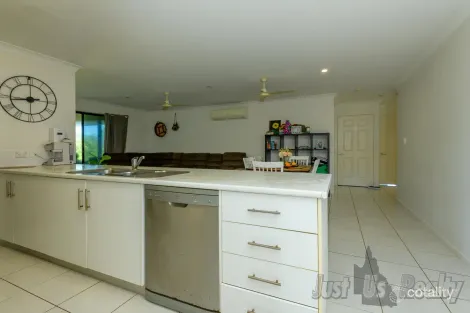 Property photo of 1 Wedgeleaf Place Ashfield QLD 4670