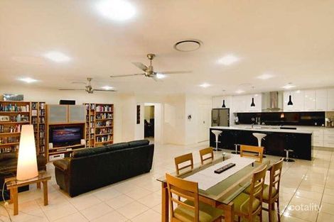 Property photo of 28 Azienda Place Bridgeman Downs QLD 4035