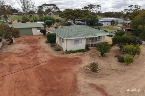 35 Jennaberring Rd, Quairading, WA 6383