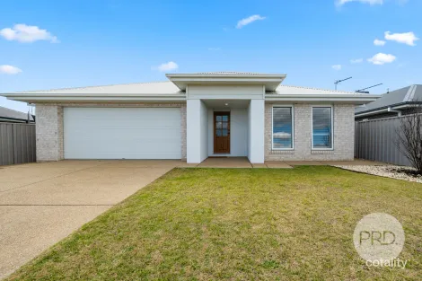 Property photo of 28 Turramia Crescent Gobbagombalin NSW 2650