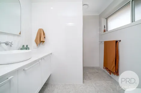 Property photo of 28 Turramia Crescent Gobbagombalin NSW 2650