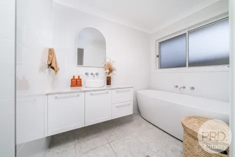Property photo of 28 Turramia Crescent Gobbagombalin NSW 2650