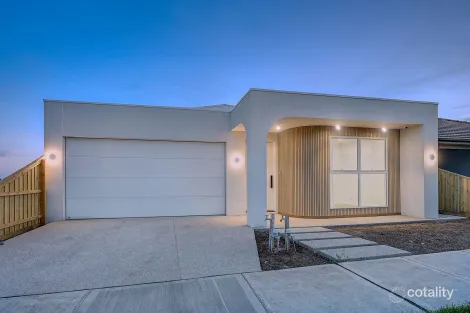 Property photo of 16 Pyrus Crescent Mickleham VIC 3064