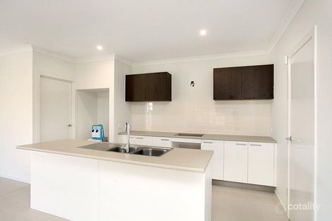 Property photo of 32 Tundra Esplanade Werribee VIC 3030