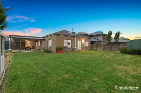 Property photo of 18 Whiteley Way Pakenham VIC 3810