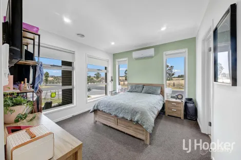 Property photo of 1 Councillor Drive Weir Views VIC 3338