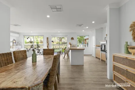 Property photo of 8 King Drive Woodridge WA 6041