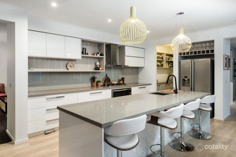 Property photo of 32 Tiverton Circuit Mooroolbark VIC 3138